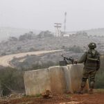Un soldado israelí vigila la frontera entre Israel y Líbano
