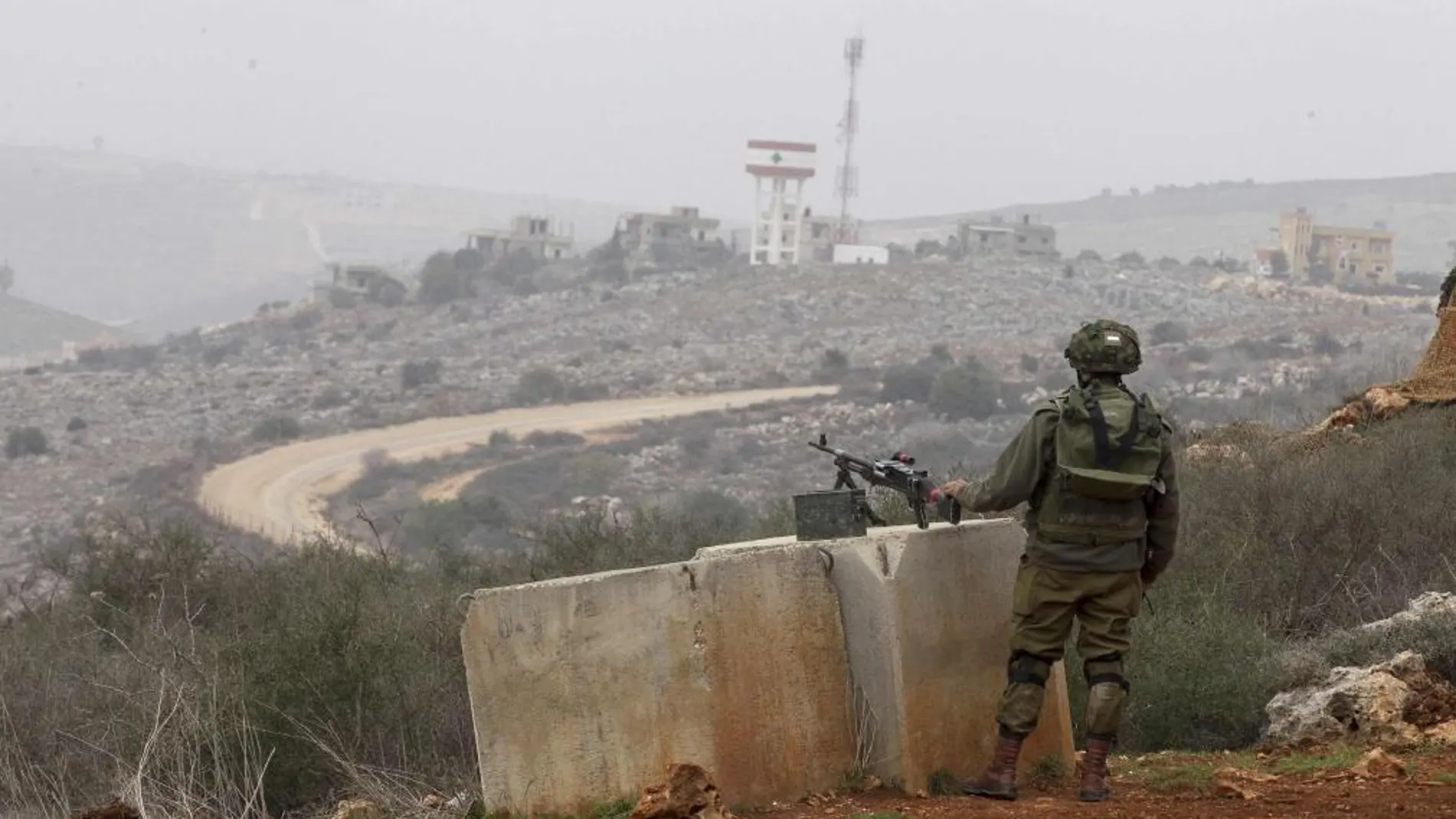 Un soldado israelí vigila la frontera entre Israel y Líbano