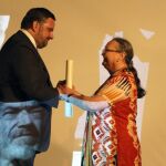 El embajador español en la India, Gustavo de Arístegui, condecoró a la presidenta de la Fundación Vicente Ferrer