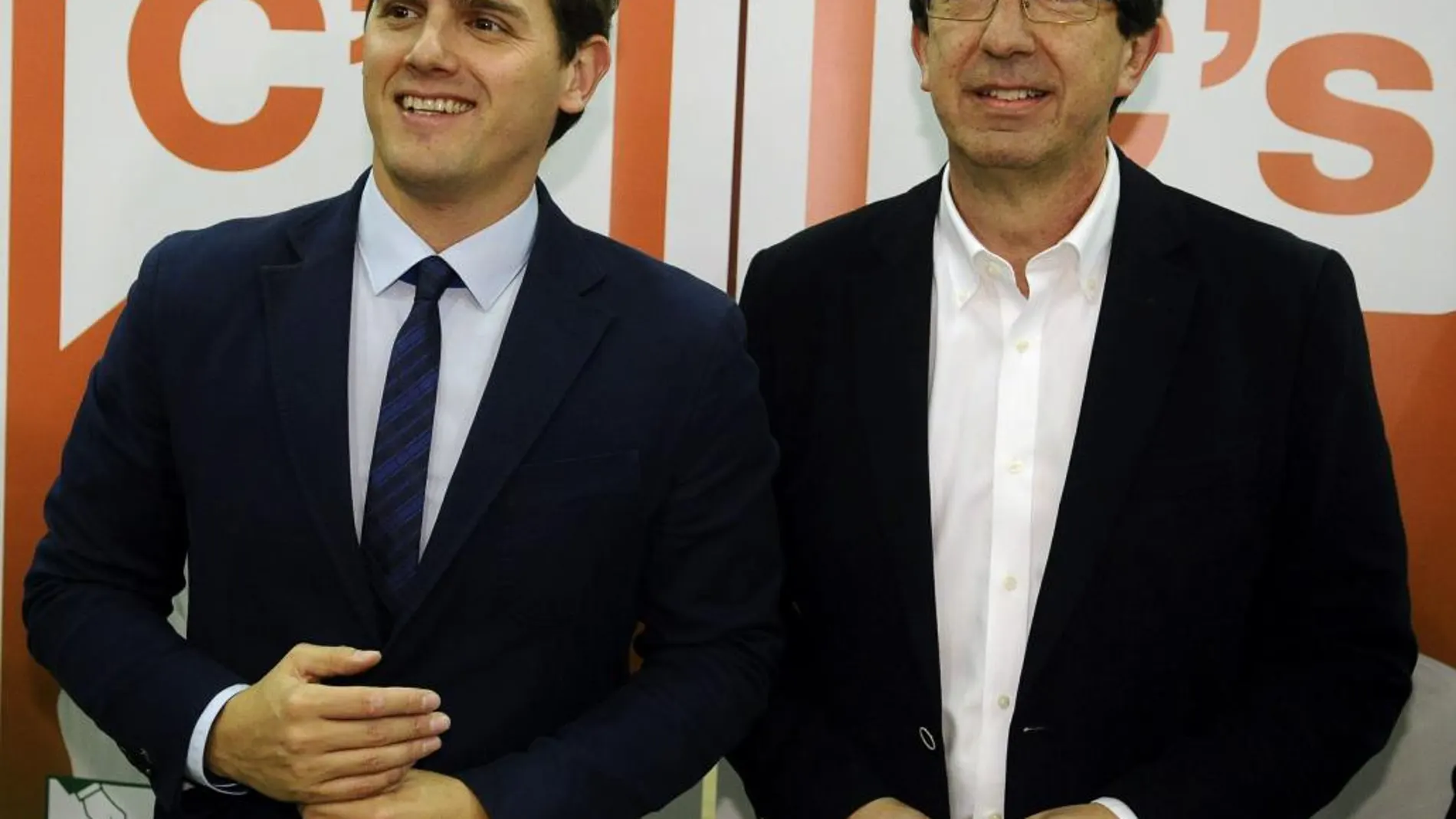 El líder de Ciudadanos, Albert Rivera (i), posa junto al candidato de este partido a la Presidencia de la Junta, Juan Marín (d), en el acto de cierre de campaña.