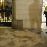 Agentes de la Guardia Urbana de Barcelona ante el lugar donde ha tenido lugar la pelea con armas blancas, en el centro de Barcelona