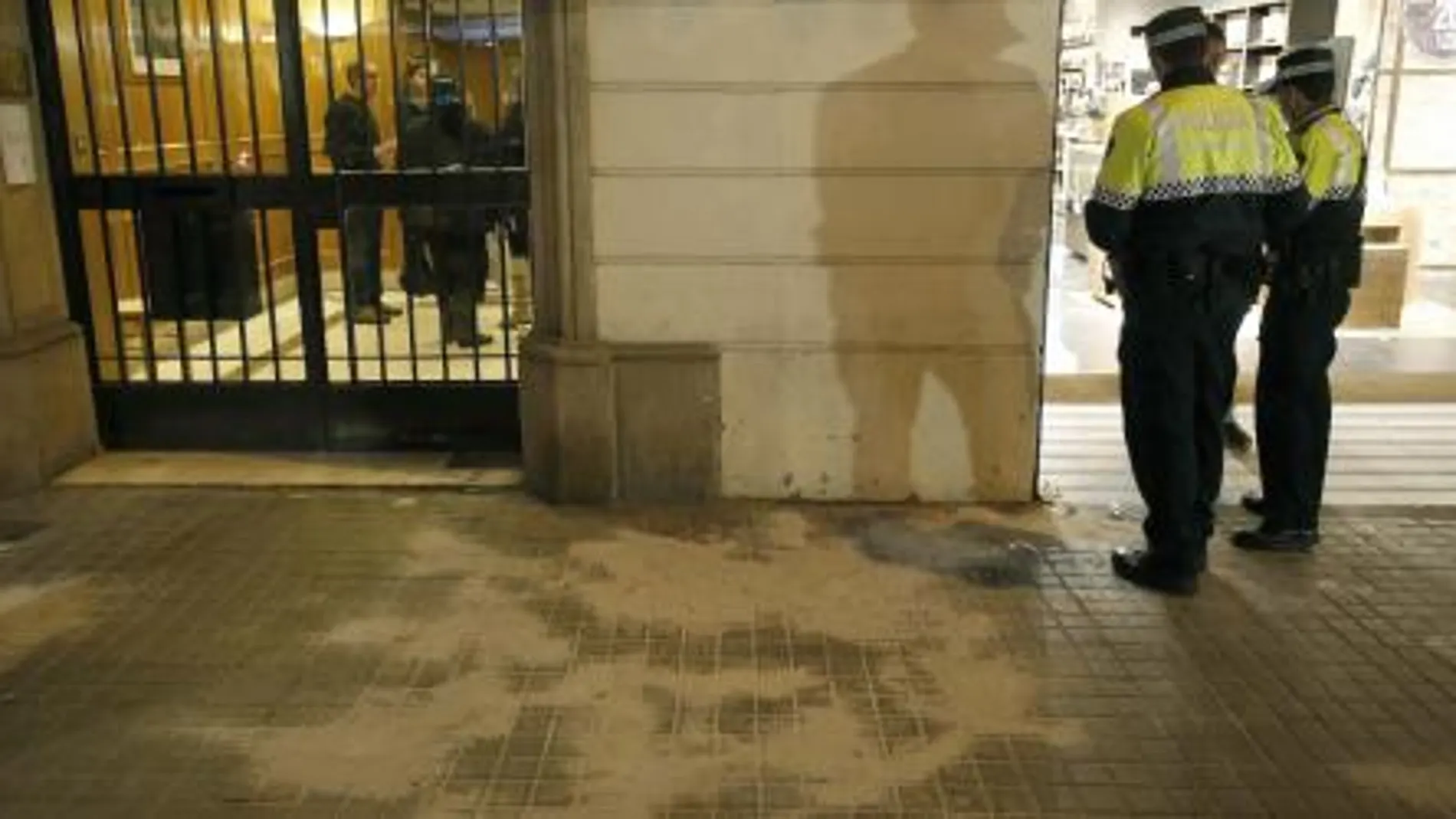 Agentes de la Guardia Urbana de Barcelona ante el lugar donde ha tenido lugar la pelea con armas blancas, en el centro de Barcelona