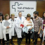 El equipo del Hospital Universitario Vall d'Hebron con la paciente, su marido y su bebé
