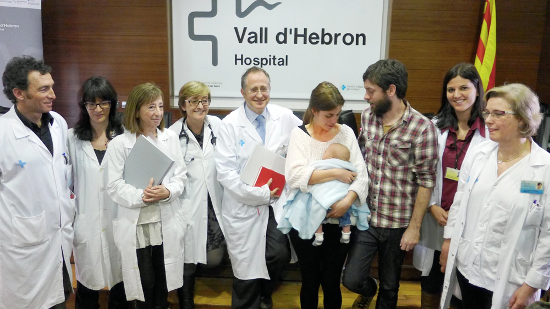 El equipo del Hospital Universitario Vall d'Hebron con la paciente, su marido y su bebé