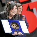 La directora de «Pelo malo», Mariana Rondón, recoge la Concha de Oro