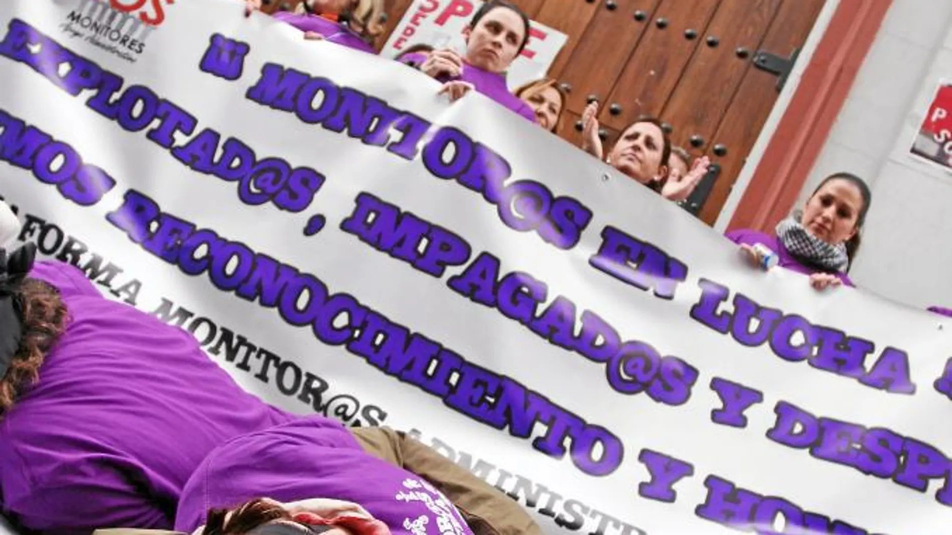 «Tirados» en la sede del PSOE-A