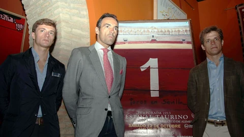 Lama de Góngora, El Cid y El Juli posan junto al cartel anunciador del festival