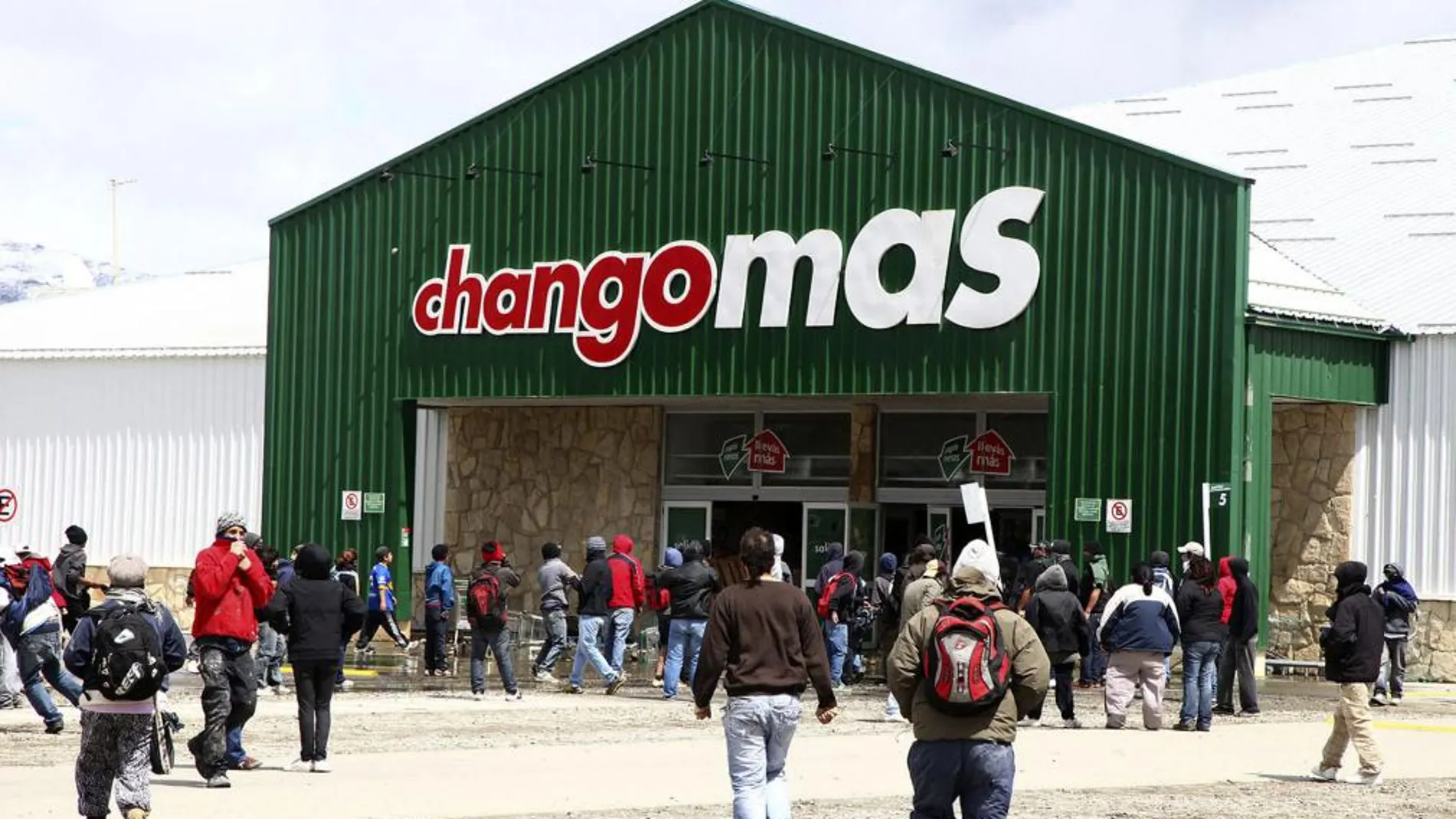 Saqueadores en un comercio de Bariloche