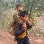 Imagen de Yu Xukang de camino al colegio de su hijo