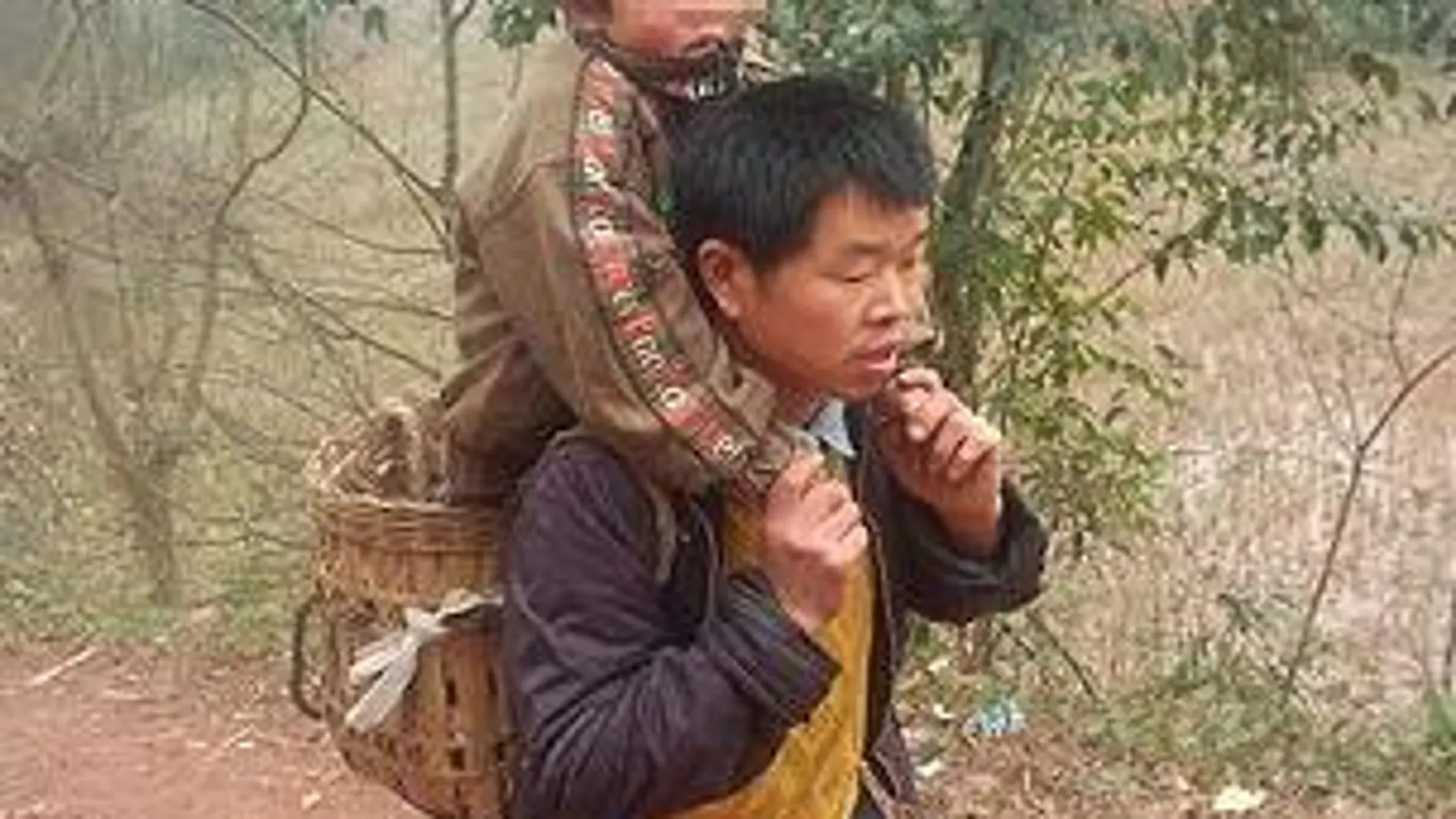 Imagen de Yu Xukang de camino al colegio de su hijo