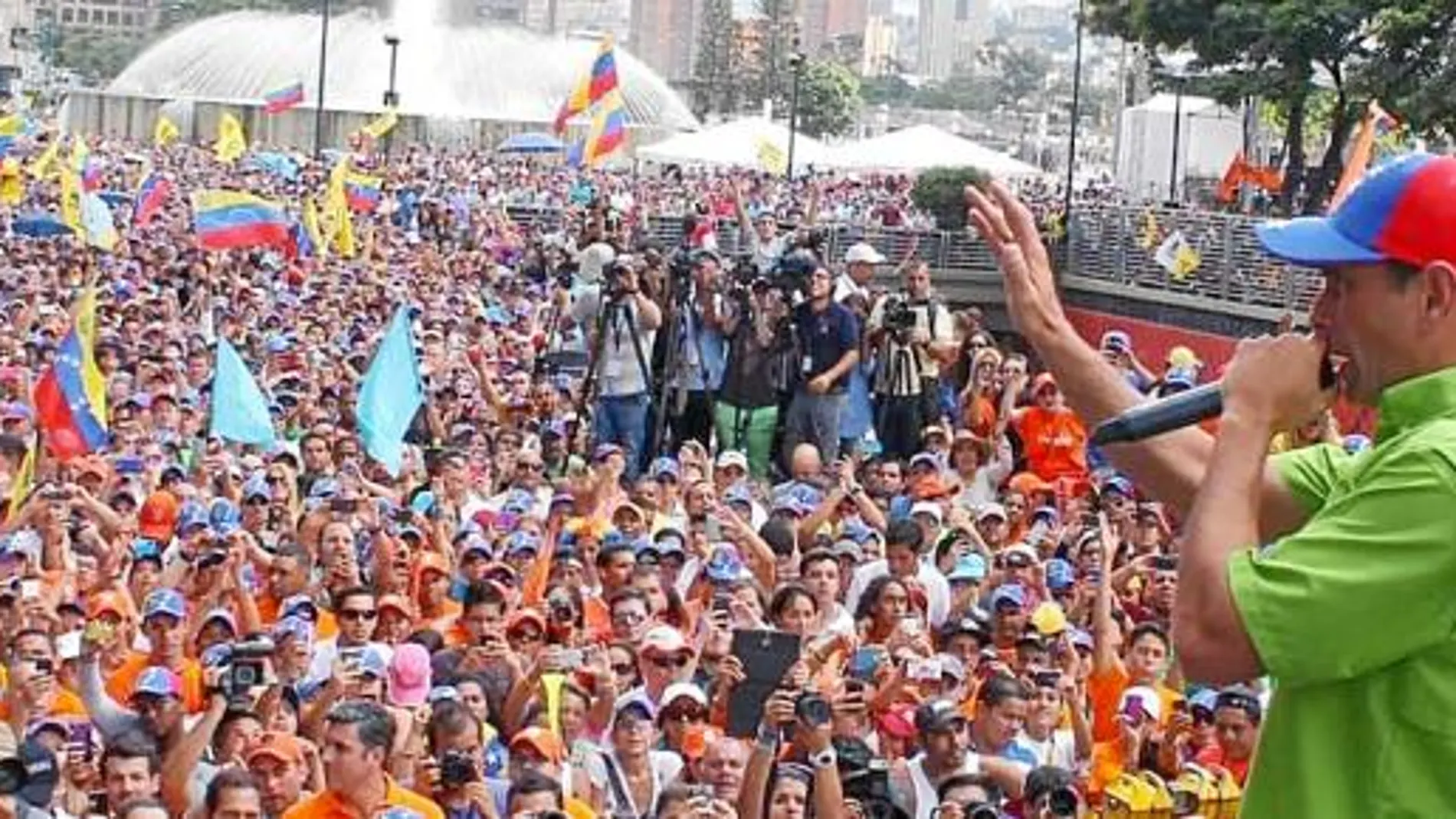 «QUE APAREZCAN LA LECHE Y EL PAPEL HIGIÉNICO». El líder de la oposición, Henrique Capriles, en uno de los enclaves de la protesta popular