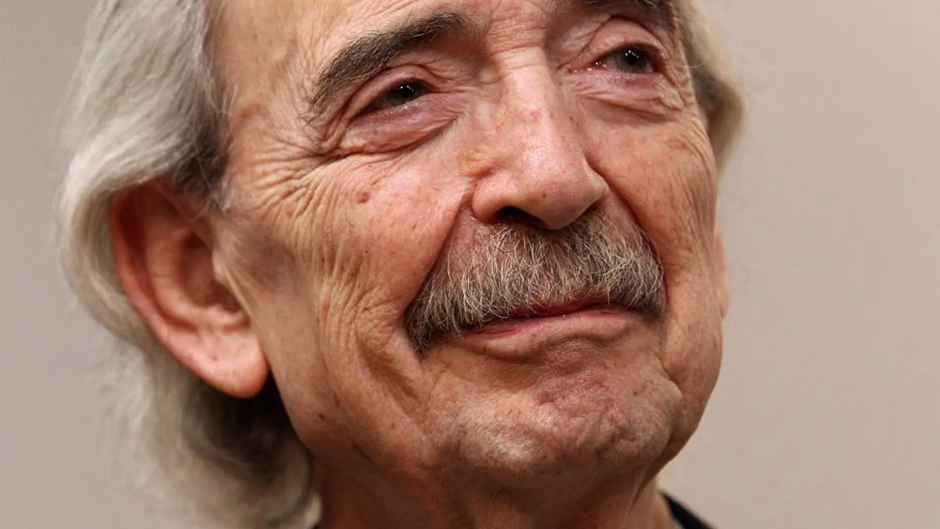 Fotografía de archivo del poeta argentino Juan Gelman durante la entrega de la Medalla Bellas Artes que le fue otorgada en Ciudad de México