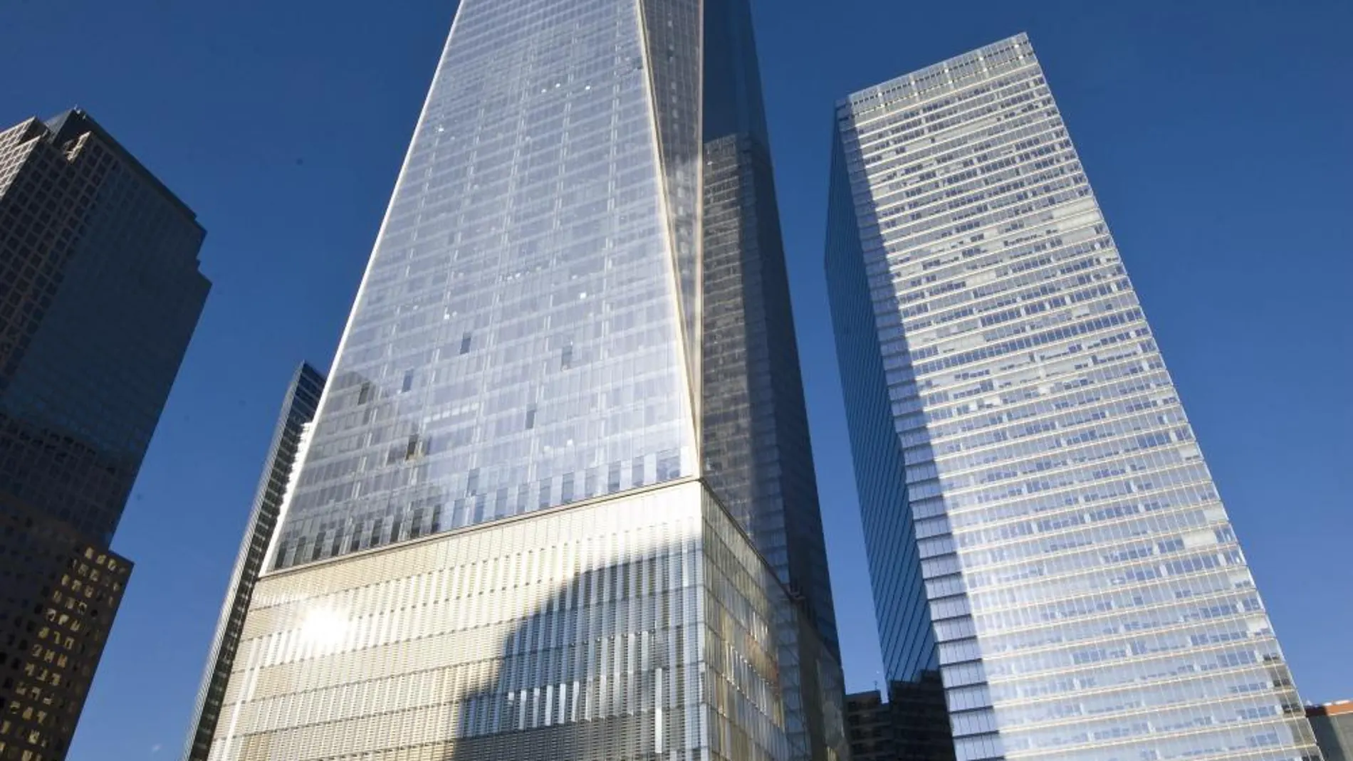 Vista de un parte del memorial del 11 de Septiembre junto al One World Trade Center (c) en Nueva York (EE.UU.).