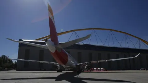 Un avión de Iberia en el aeropuerto de Barajas.