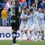 El delantero del Málaga Nordin Amrabat, celebra con sus compañeros su gol, segundo del equipo ante el Córdoba