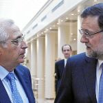 Rajoy y el presidente de Melilla, Juan José Imbroda, ayer
