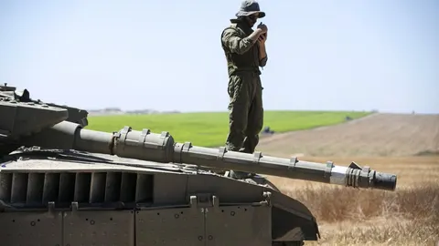 Un soldado israelí cerca de la frontera de Gaza