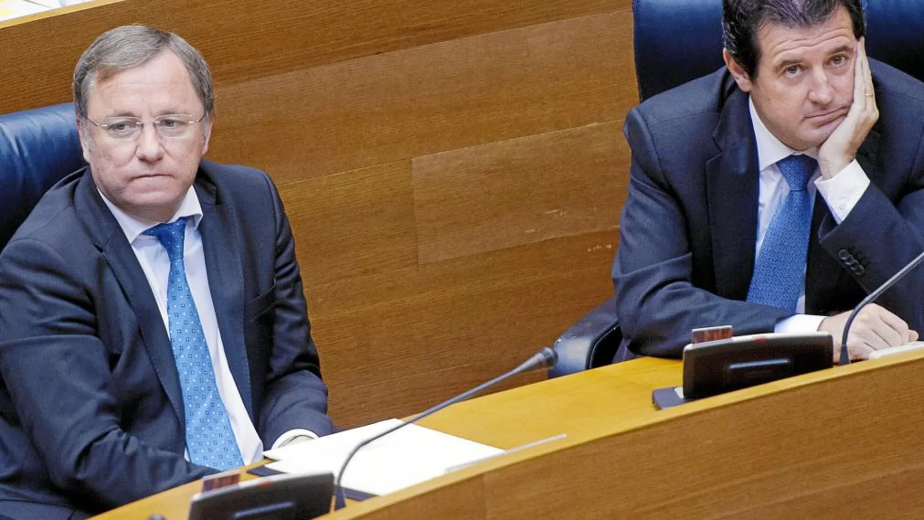 El conseller de Hacienda, Juan Carlos Moragues y el vicepresidente del Consell, José Císcar, ayer en Les Corts