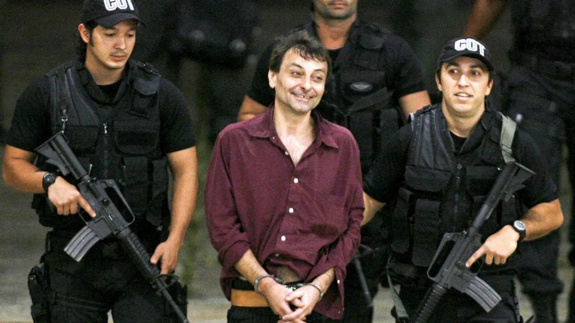 Cesare Battisti, center, detenido por la Policía Federal