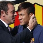 El jugador brasileño del FC Barcelona, Neymar da Silva, saluda al presidente del club, Sandro Rosell