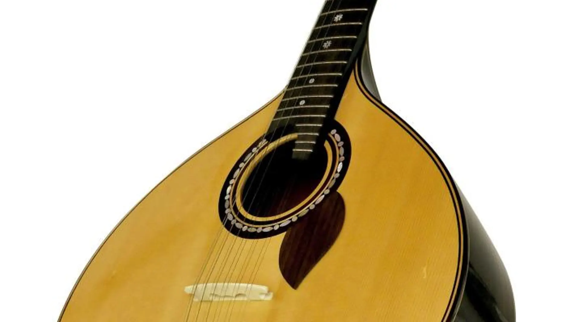 Fotografía facilitada por el Museu do Fado de Lisboa que muestra una guitarra portuguesa, símbolo de la cultura lusitana y embajadora de Portugal en el extranjero.