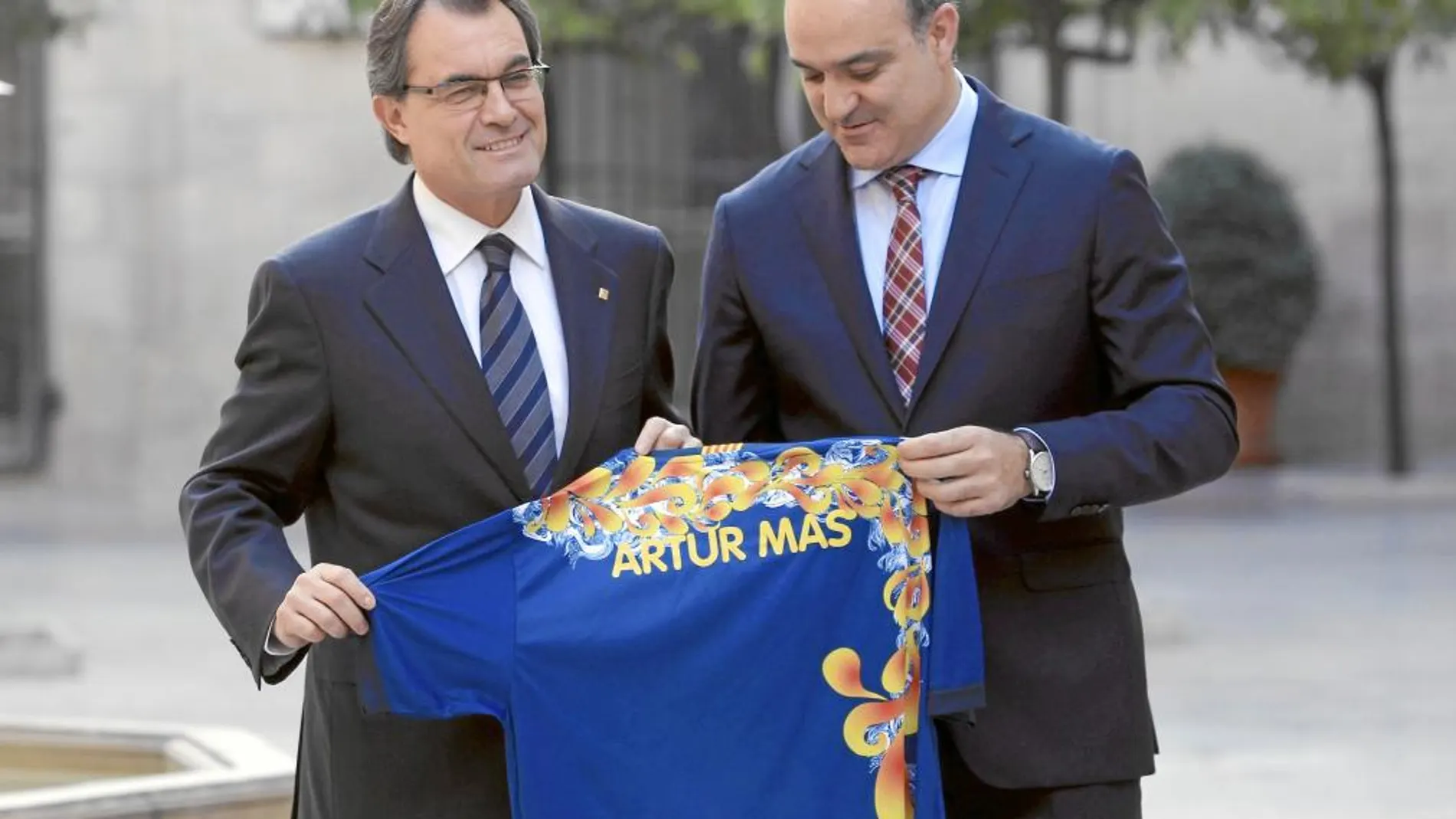 Artur Mas, recibió ayer al presidente de la Federación Catalana de Fútbol, Andreu Subies, para expresarle su respaldo a la causa y para confirmarle su asistencia al partido amistoso que Cataluña jugará contra Nigeria el próximo 2 de enero