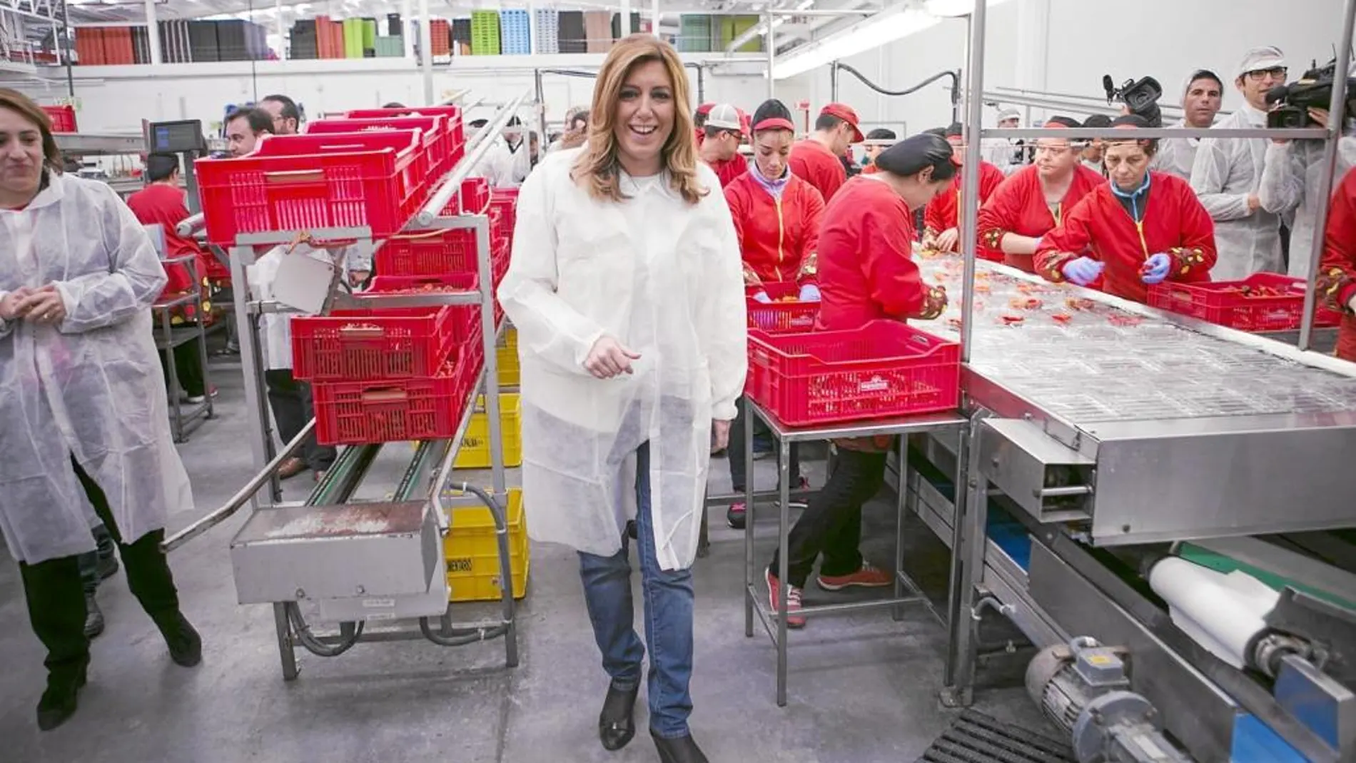 Susana Díaz, ayer en una visita a la cooperativa La Palma, en Carchuna-Motril (Granada)