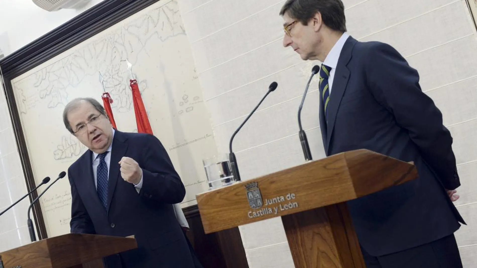 El presidente de la Junta de Castilla y León, Juan Vicente Herrera (i), y el presidente de Bankia, José Ignacio Goirigolzarri (d), durante la presentación del convenio de colaboración
