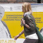 Pósters que anuncian la canonización de los pontífices en Roma