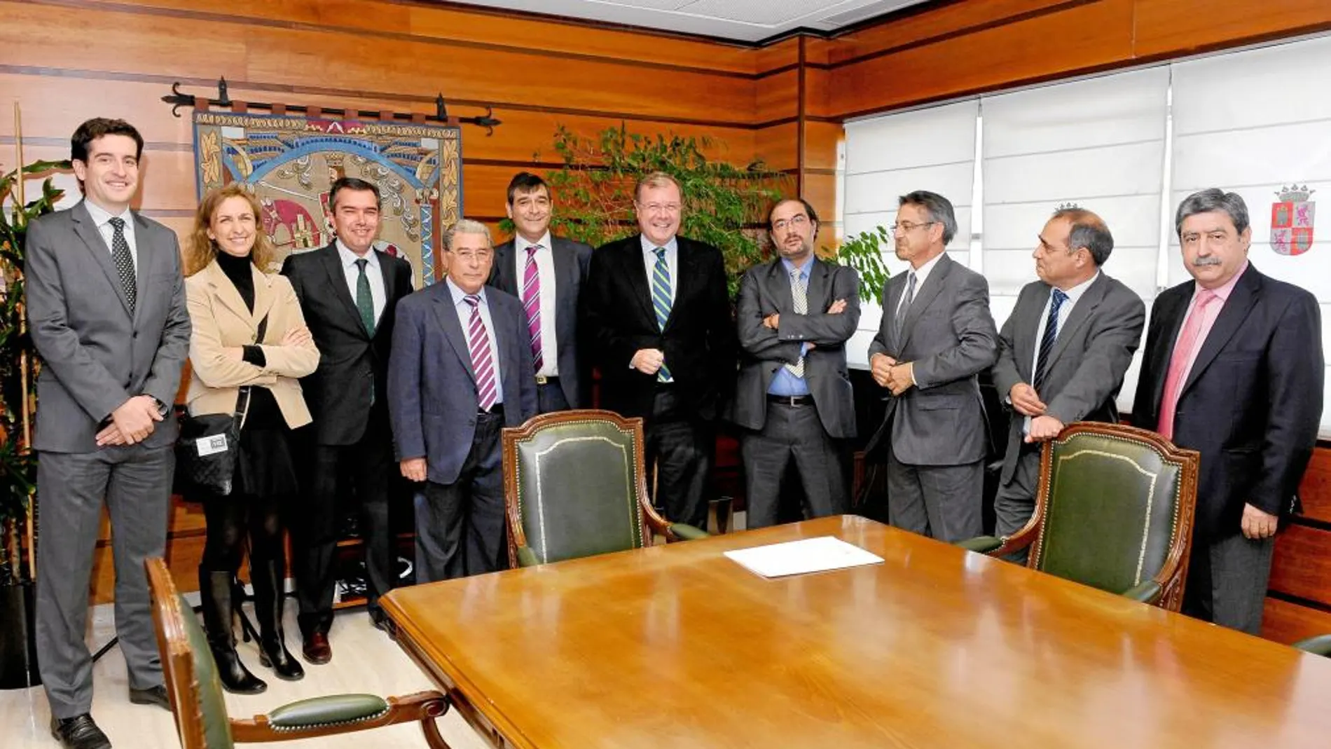 Foto de familia del consejero Antonio Silván con los representantes de Fecalbus, tras reunirse ayer