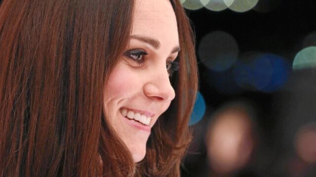 COMPARTE ESTILISTA CON SU SUEGRA. Kate decidió darse una sesión de seis horas en la peluquería a la que era asidua Lady Di tras descubrir sus incipientes canas
