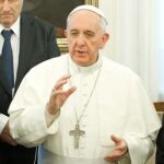El Papa Francisco durante su encuentro con un grupo de secretarios generales argentinos de diversos sindicatos, en la capilla Santa Marta, hoy, martes 26 de noviembre de 2013.
