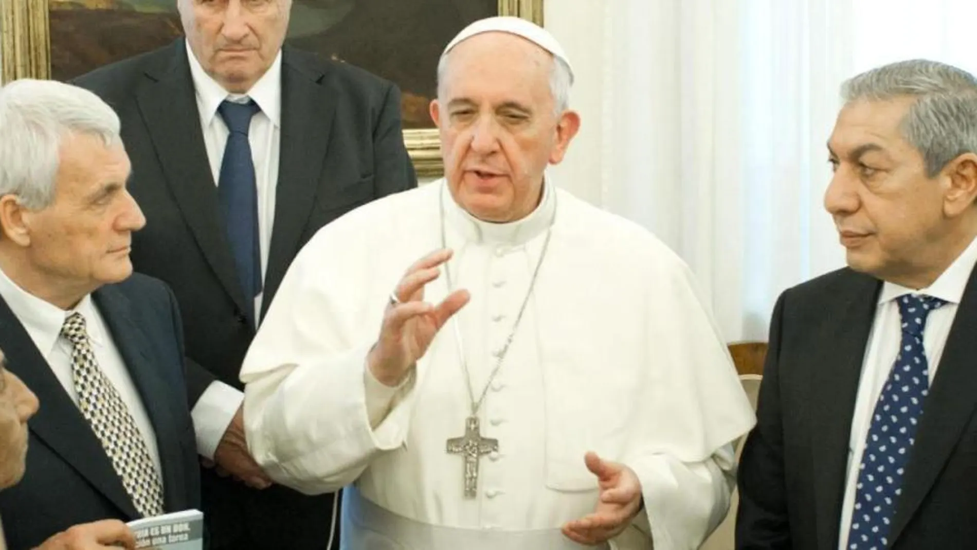 El Papa Francisco durante su encuentro con un grupo de secretarios generales argentinos de diversos sindicatos, en la capilla Santa Marta, hoy, martes 26 de noviembre de 2013.