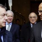 El lehendakari, Íñigo Urkullu (i), conversa con los miembros de la denominada Comisión Internacional de Verificación (CIV), Chris Maccabe, Ronnie Kasrils y Ram Manikkalingam