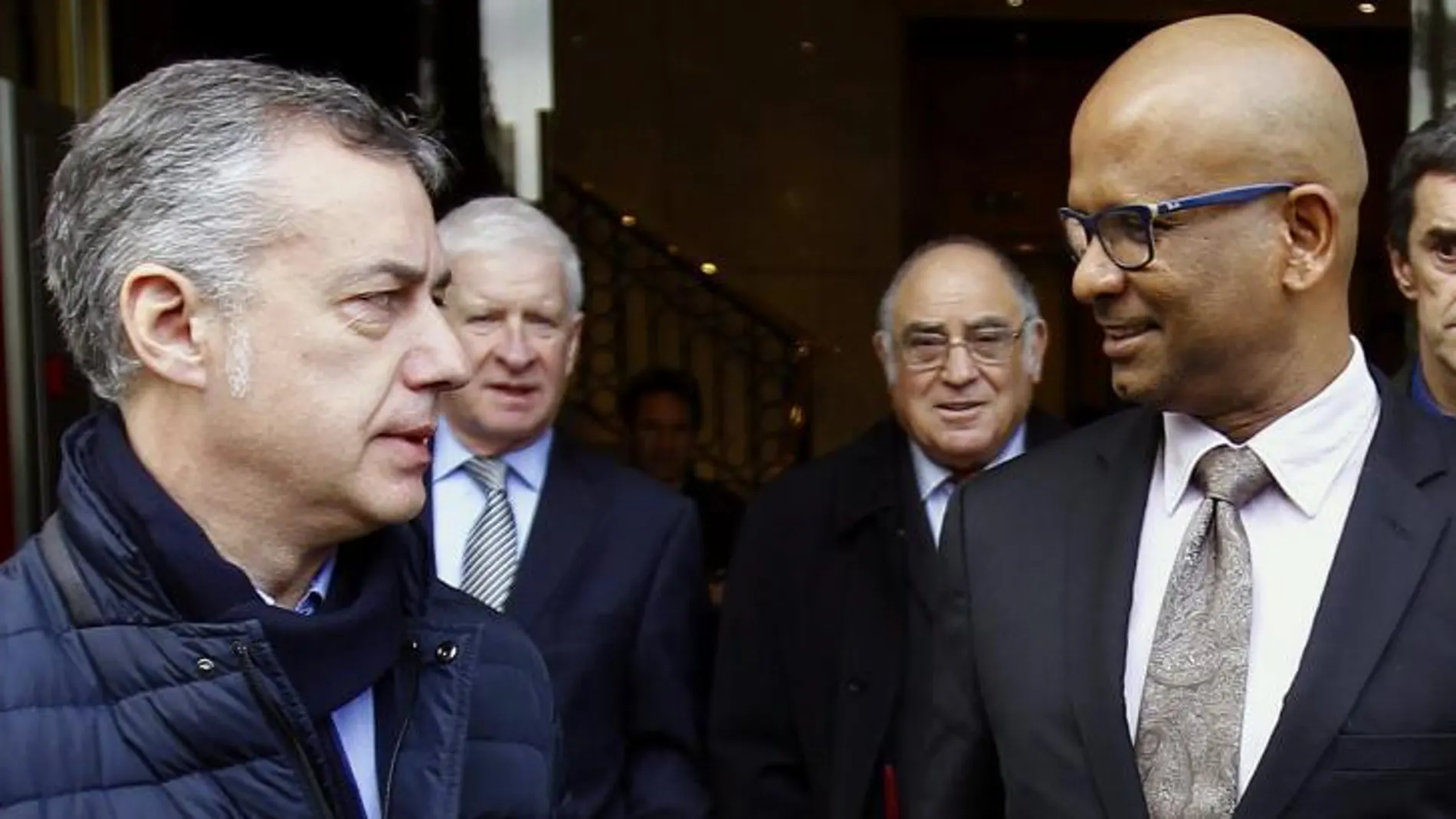 El lehendakari, Íñigo Urkullu (i), conversa con los miembros de la denominada Comisión Internacional de Verificación (CIV), Chris Maccabe, Ronnie Kasrils y Ram Manikkalingam