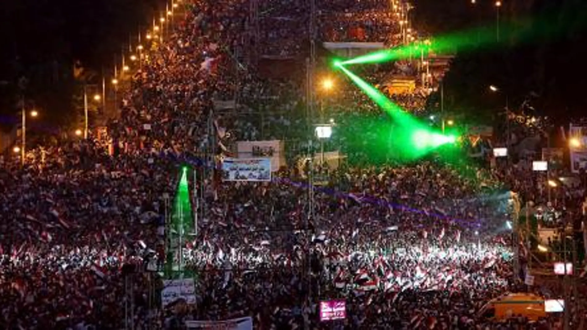 La multitud se echó a la calle en El Cairo para celebrar el derrocamiento del régimen de Mursi.