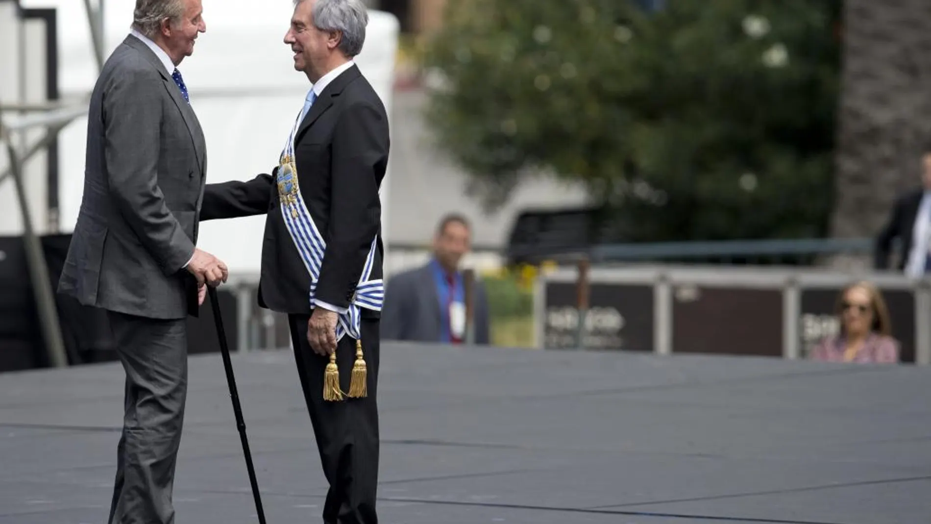 El Rey Juan Carlos saluda al nuevo presidente de uruguay tras su toma de posesión