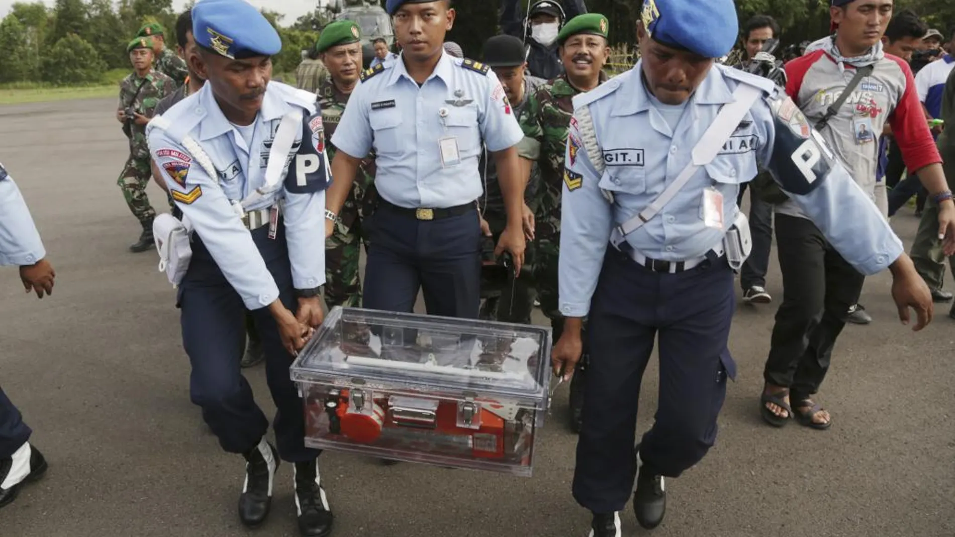 Transporte de la caja negra del vuelo de AirAsia que se estrelló en el mar de Java.