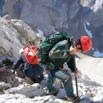 Un miembro del Servicio de Montaña limpia una zona de rocas que pueden suponer un riesgo para los montañeros