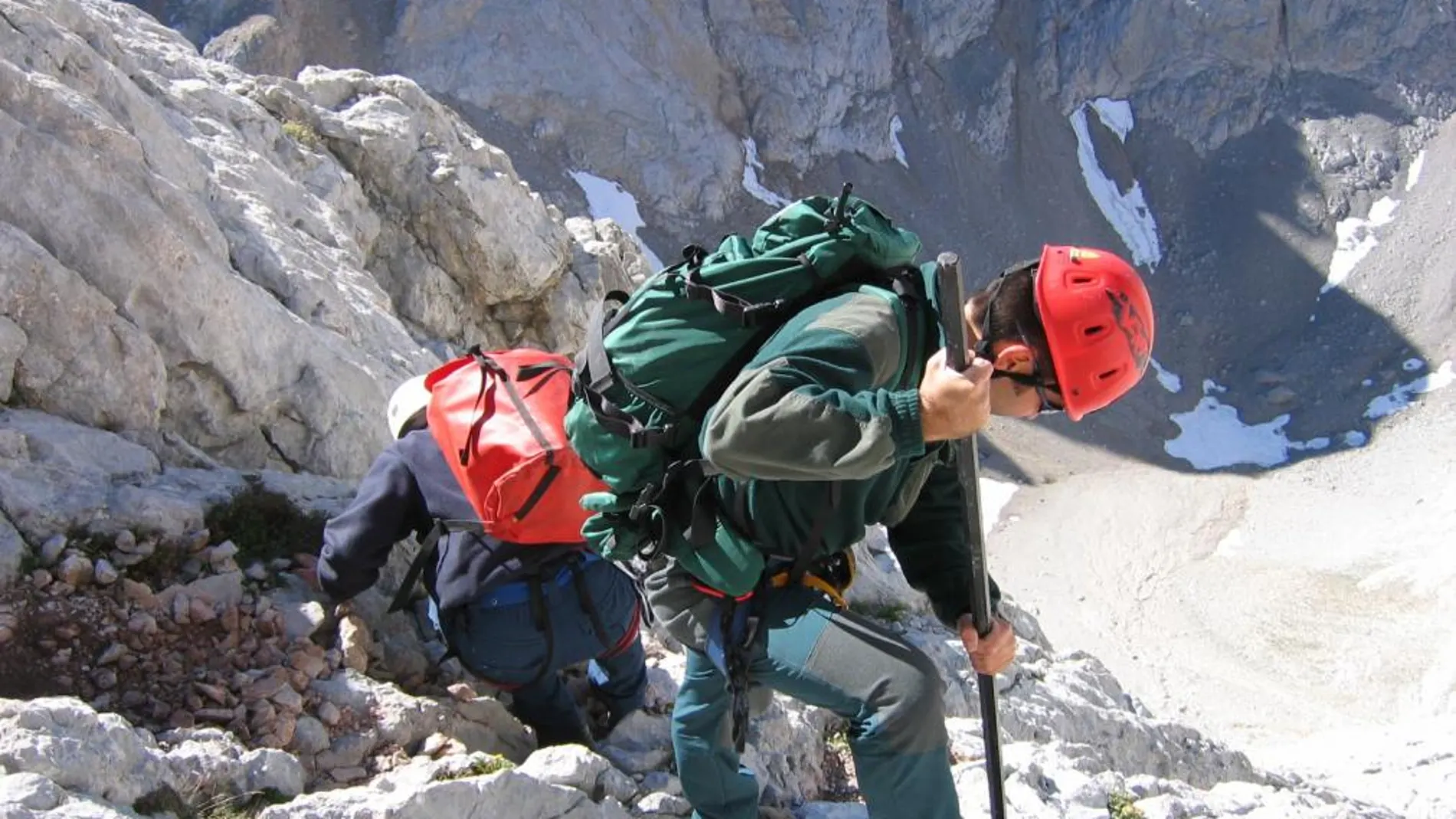 Un miembro del Servicio de Montaña limpia una zona de rocas que pueden suponer un riesgo para los montañeros
