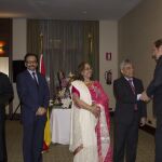 El embajador de Bangladesh Don Ikhtiar M. Chowdhury recibe el saludo protocolario del Presidente de Paz y Cooperación Don Joaquín Antuña, en presencia de su señora Doña Lina