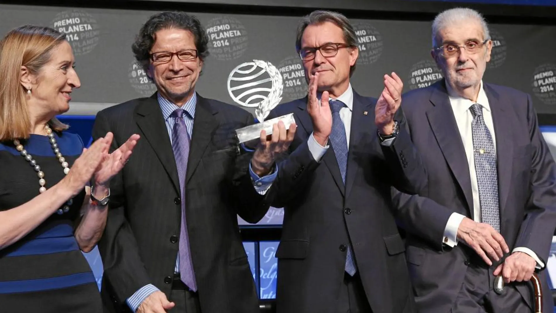 Ana Pastor, Jorge Zepeda, Artur Mas y José Manuel Lara, anoche en la entrega del galardón