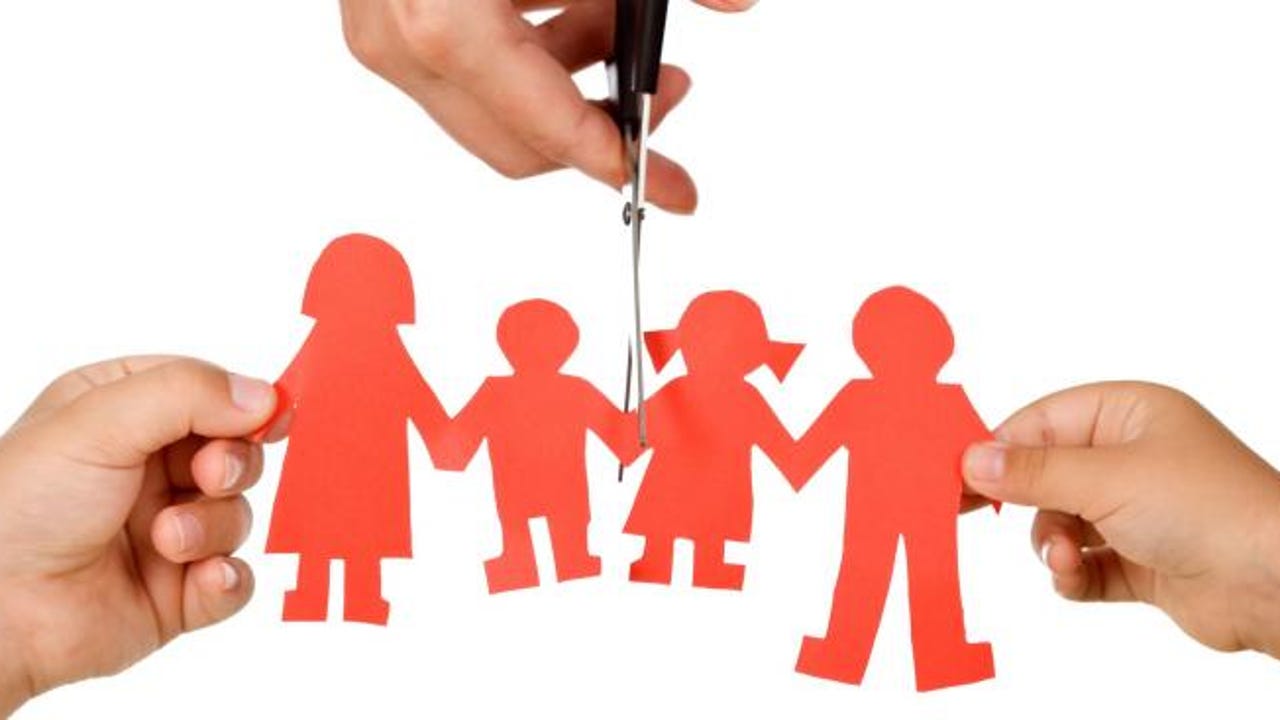 Los padres separados deberán repartirse el coste de los traslados de sus hijos
