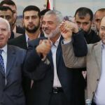 Azzam Al-Ahmed, Ismail Haniyeh y Moussa Abu Marzouq celebran el acuerdo de reconciliación en Gaza.