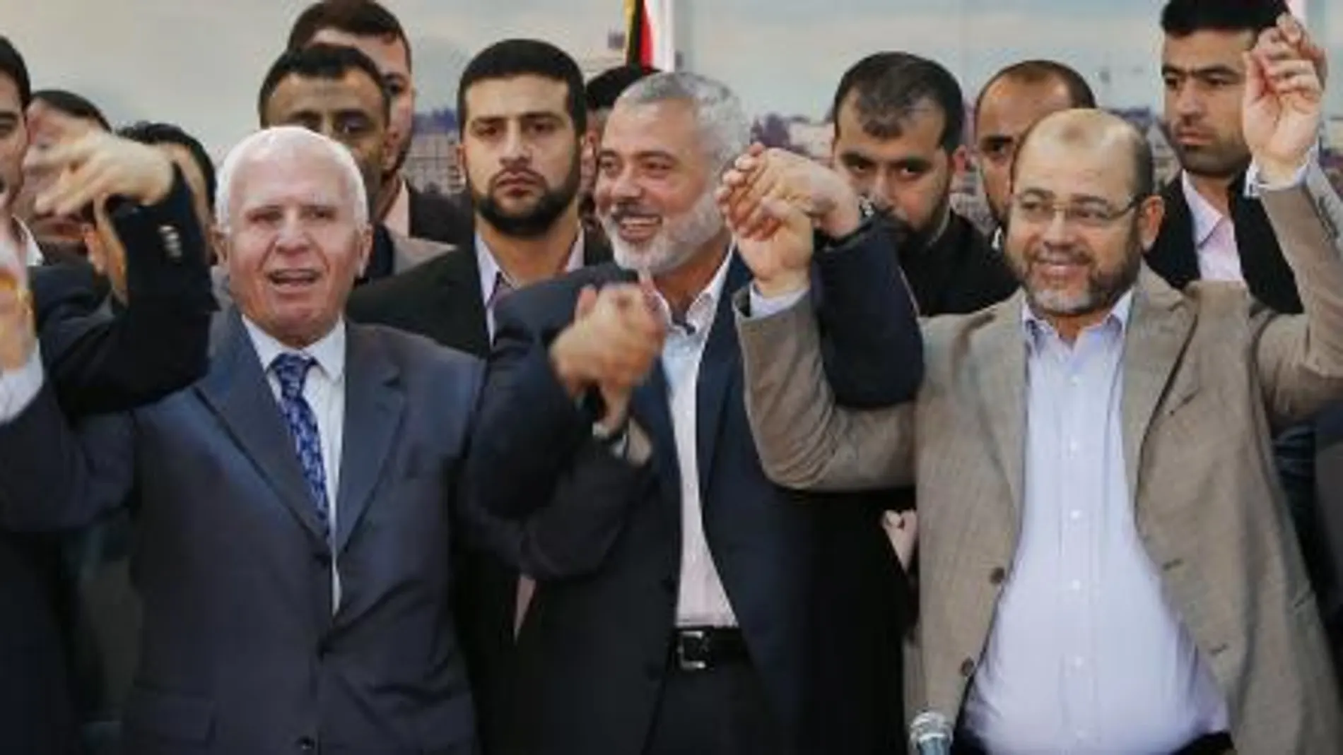 Azzam Al-Ahmed, Ismail Haniyeh y Moussa Abu Marzouq celebran el acuerdo de reconciliación en Gaza.