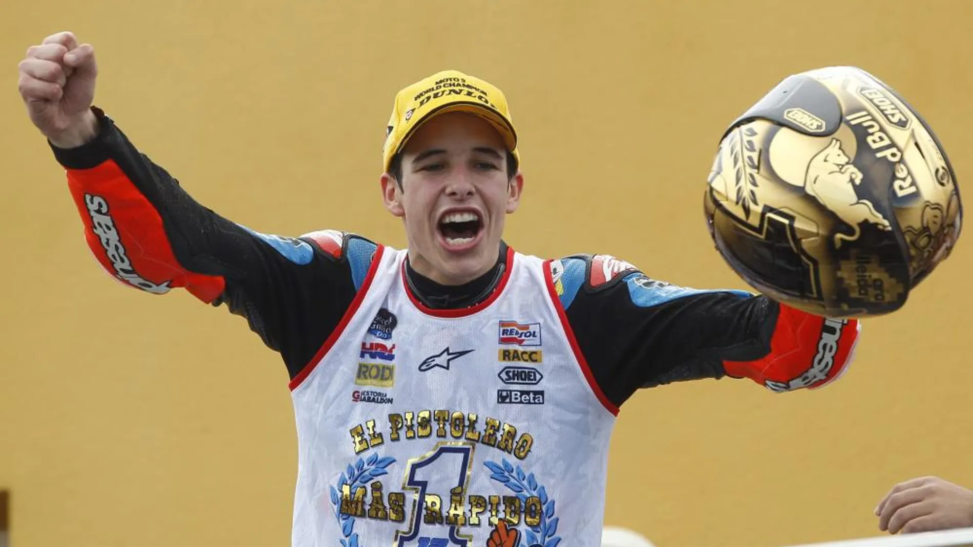 El piloto Alex Márquez (Estrella Galicia 0,0 Honda) celebra la conquista del título mundial de Moto3
