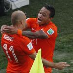 Memphis Depay celebra la victoria con Arjen Robben