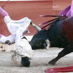 Luis Bolívar, cogido al entrar a matar a su primer toro ayer en Pamplona