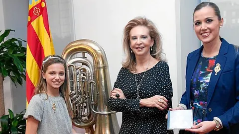 Rocío Pascual, Mayrén Beneyto y Sandra Muñoz, con el disco donde se han grabado sus pasodobles