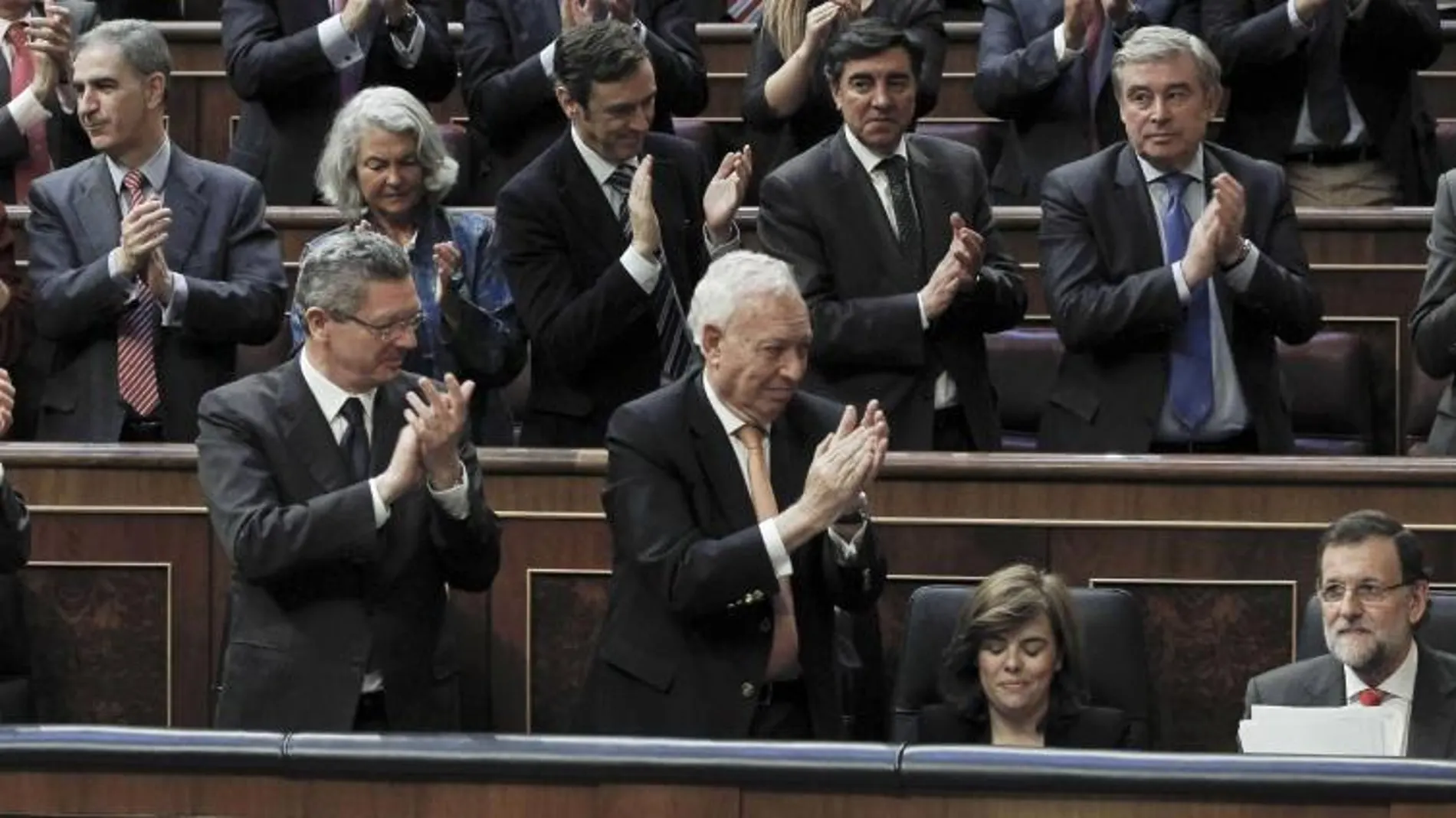 La bancada popular aplaude la intervención del presidente del Gobierno, Mariano Rajoy.
